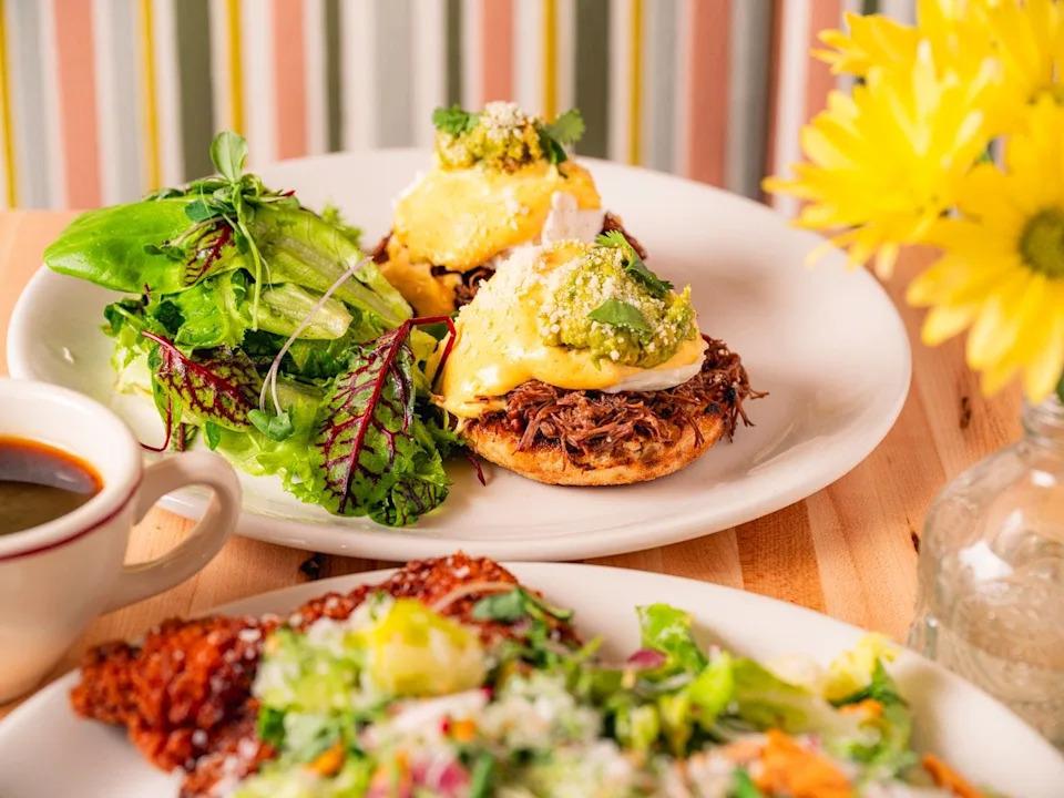 Best weekend brunch menu and breakfast dishes at Waking Daisy in Brookfield